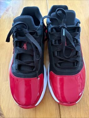 Jorden 11 brand new never worn  9.5 breds